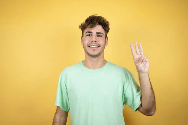 Schöner Mann Der Ein Grünes Lässiges Shirt Über Gelbem Hintergrund — Stockfoto