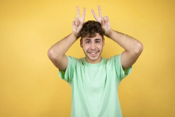 Beau Homme Portant Shirt Vert Décontracté Sur Fond Jaune Posant — Photo