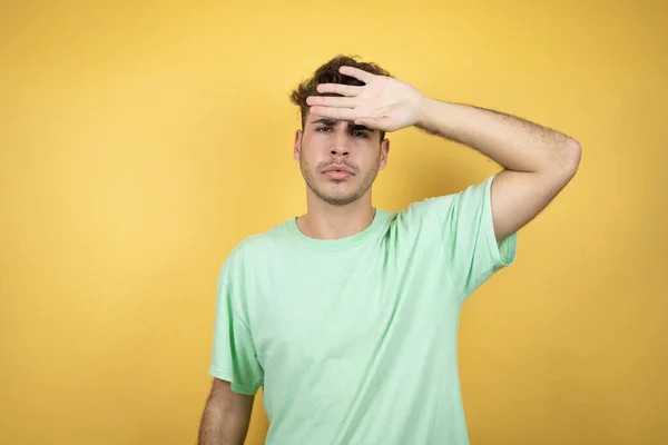 Bonito Homem Vestindo Uma Camiseta Casual Verde Sobre Fundo Amarelo — Fotografia de Stock