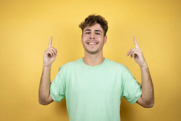 Knappe Man Met Een Groen Casual Shirt Gele Achtergrond Glimlachend — Stockfoto