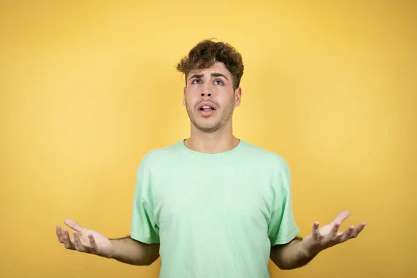 Knappe Man Met Een Groen Casual Shirt Gele Achtergrond Gek — Stockfoto