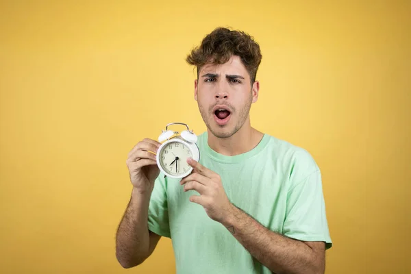 Knappe Man Draagt Een Groen Casual Shirt Gele Achtergrond Verrast — Stockfoto