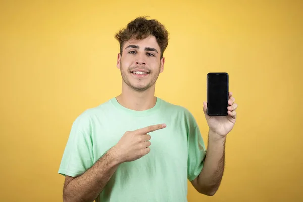 Fã de futebol brasileiro homem caucasiano do brasil assistindo jogo de  futebol pelo celular smartphone