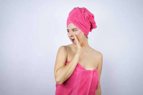 Junge Schöne Frau Mit Duschtuch Nach Dem Bad Steht Über — Stockfoto