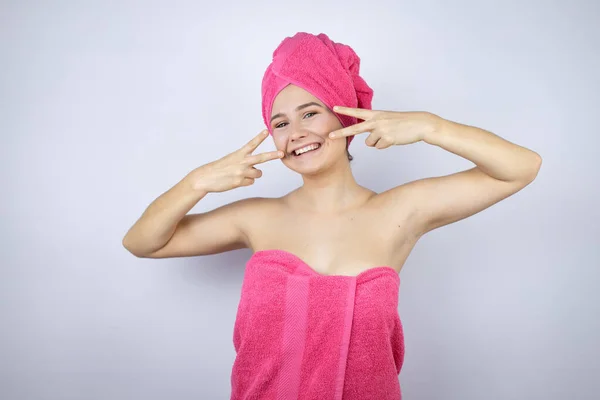 Giovane Bella Donna Che Indossa Asciugamano Doccia Dopo Bagno Piedi — Foto Stock