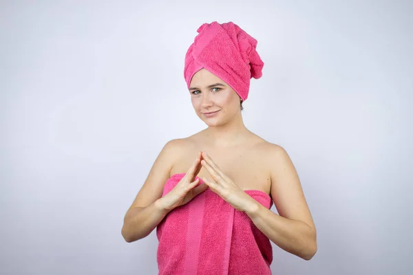 Jonge Mooie Vrouw Het Dragen Van Douche Handdoek Bad Staan — Stockfoto