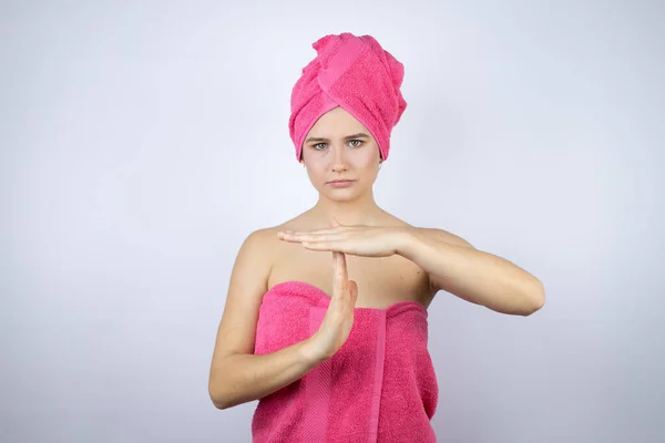 Junge Schöne Frau Mit Duschtuch Nach Dem Bad Vor Isoliertem — Stockfoto