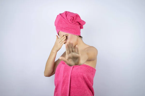 Jovem Mulher Bonita Vestindo Toalha Banho Após Banho Sobre Fundo — Fotografia de Stock