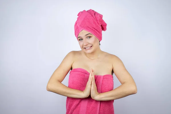 Ung Vacker Kvinna Bär Dusch Handduk Efter Bad Stående Över — Stockfoto