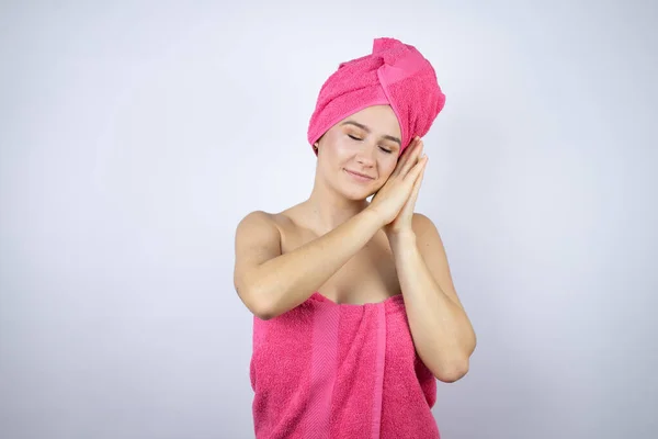 Ung Vacker Kvinna Bär Dusch Handduk Efter Bad Stående Över — Stockfoto