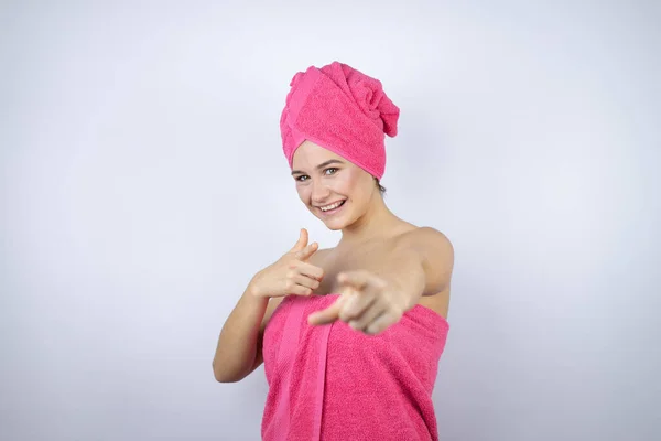 Ung Vacker Kvinna Bär Dusch Handduk Efter Bad Stående Över — Stockfoto