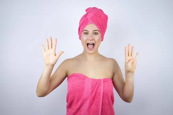 Jonge Mooie Vrouw Het Dragen Van Douche Handdoek Bad Staan — Stockfoto