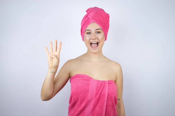 Giovane Bella Donna Che Indossa Asciugamano Doccia Dopo Bagno Piedi — Foto Stock