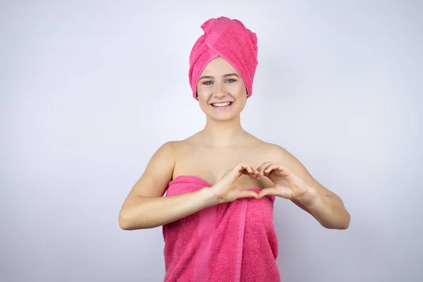 Jonge Mooie Vrouw Het Dragen Van Douche Handdoek Bad Staan — Stockfoto