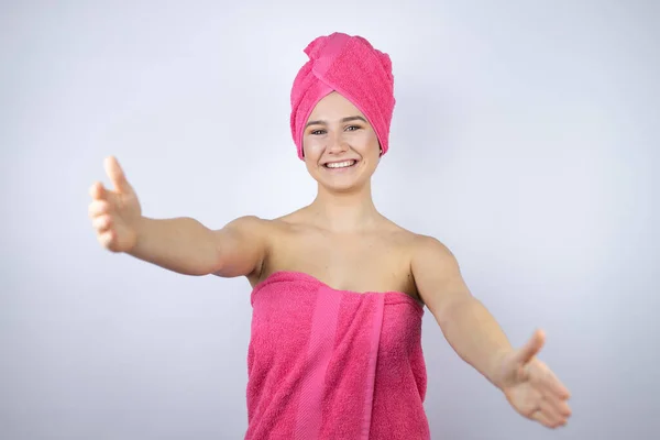 Jonge Mooie Vrouw Het Dragen Van Douche Handdoek Bad Staan — Stockfoto