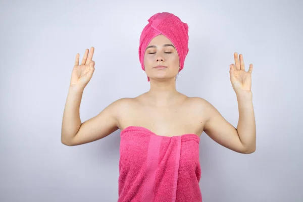 Jonge Mooie Vrouw Het Dragen Van Douche Handdoek Bad Staan — Stockfoto