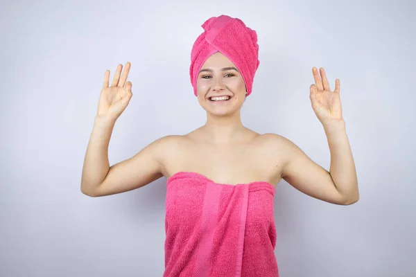 Jonge Mooie Vrouw Met Douche Handdoek Bad Staan Geïsoleerde Witte — Stockfoto