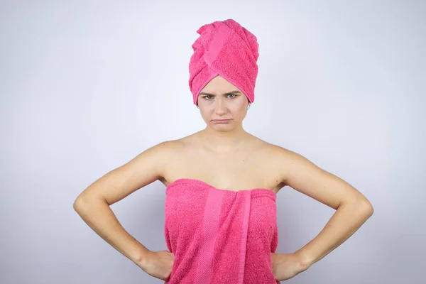 Banyo Üstüne Duş Havlusu Takan Genç Güzel Bir Kadın Izole — Stok fotoğraf