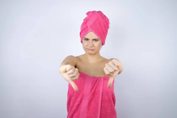 Genç Güzel Bir Kadın Banyo Üstüne Duş Havlusu Giyiyor Zole — Stok fotoğraf