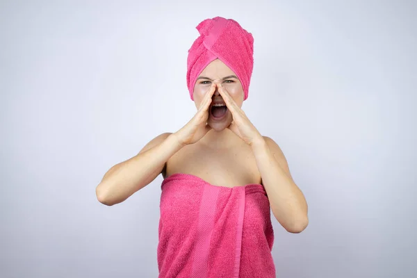 Junge Schöne Frau Mit Duschtuch Nach Dem Bad Steht Über — Stockfoto