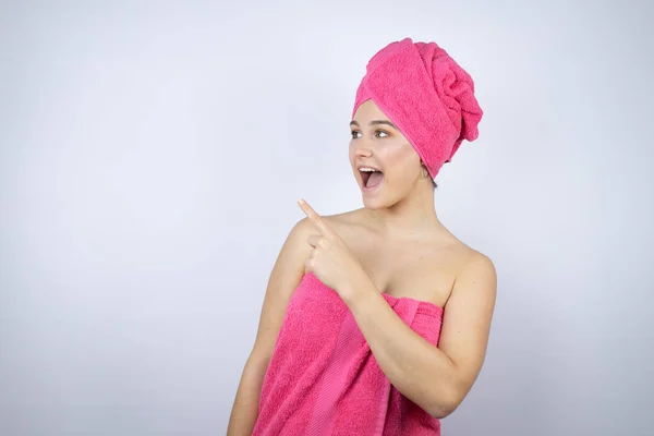 Jonge Mooie Vrouw Het Dragen Van Douche Handdoek Bad Staan — Stockfoto