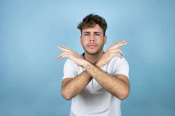 Jovem Homem Bonito Vestindo Uma Camiseta Branca Sobre Fundo Azul — Fotografia de Stock