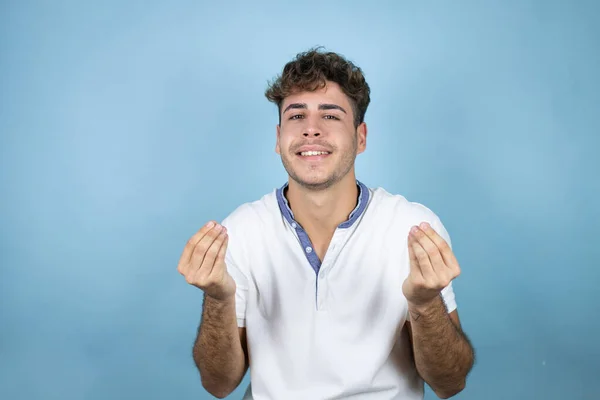 Giovane Bell Uomo Che Indossa Una Shirt Bianca Sfondo Blu — Foto Stock