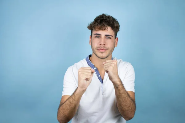 Junger Gutaussehender Mann Weißem Shirt Vor Blauem Hintergrund Faustschläge Zum — Stockfoto
