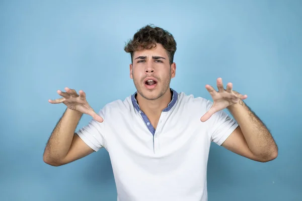 Joven Hombre Guapo Con Una Camiseta Blanca Sobre Fondo Azul — Foto de Stock