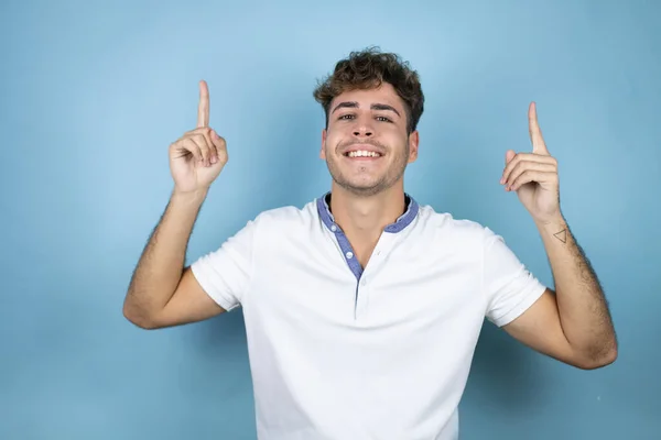 Jonge Knappe Man Draagt Een Wit Shirt Een Blauwe Achtergrond — Stockfoto