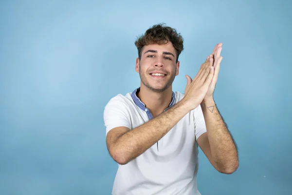 Giovane Bell Uomo Indossa Una Shirt Bianca Sfondo Blu Applaudendo — Foto Stock