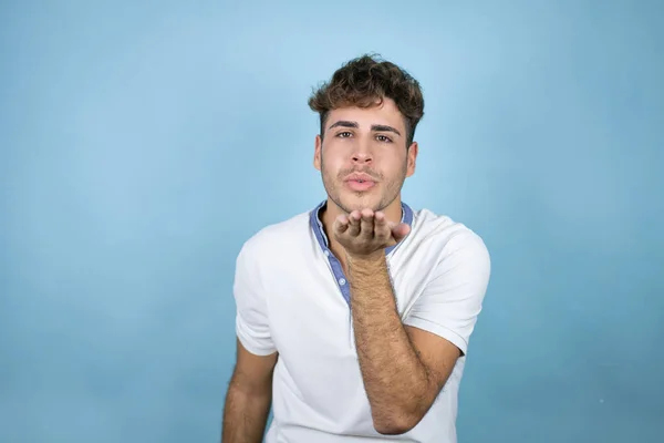 Jonge Knappe Man Draagt Een Wit Shirt Een Blauwe Achtergrond — Stockfoto