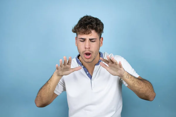 Jonge Knappe Man Draagt Een Wit Shirt Blauwe Achtergrond Schreeuwen — Stockfoto