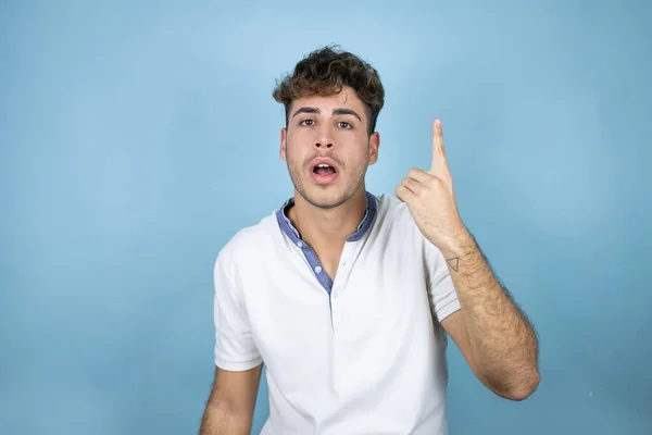 Jovem Homem Bonito Vestindo Uma Camiseta Branca Sobre Fundo Azul — Fotografia de Stock