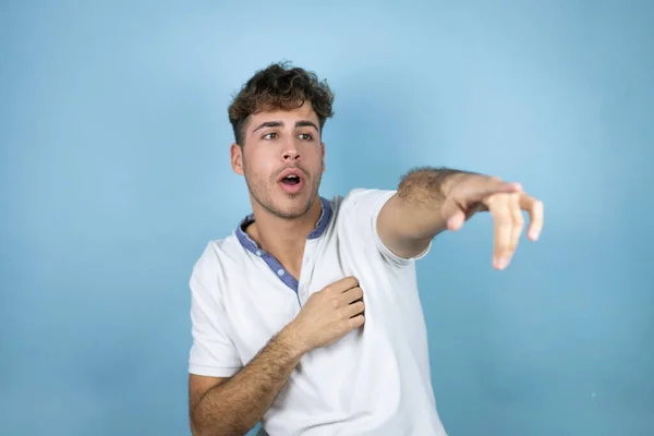 Joven Hombre Guapo Con Una Camiseta Blanca Sobre Fondo Azul — Foto de Stock