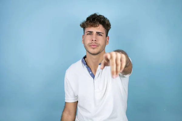 Jovem Homem Bonito Vestindo Uma Camiseta Branca Sobre Fundo Azul — Fotografia de Stock