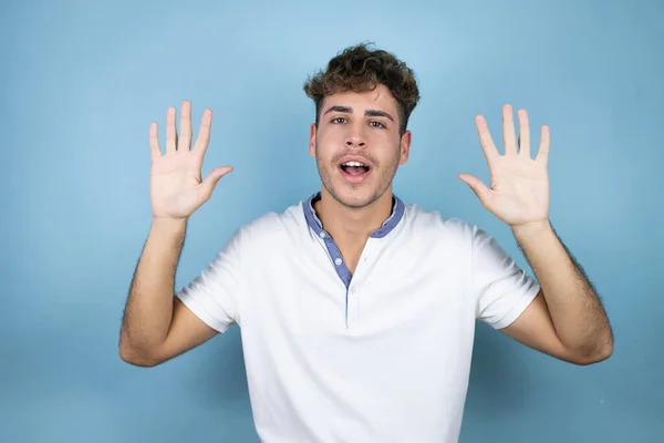 Jonge Knappe Man Draagt Een Wit Shirt Blauwe Achtergrond Tonen — Stockfoto