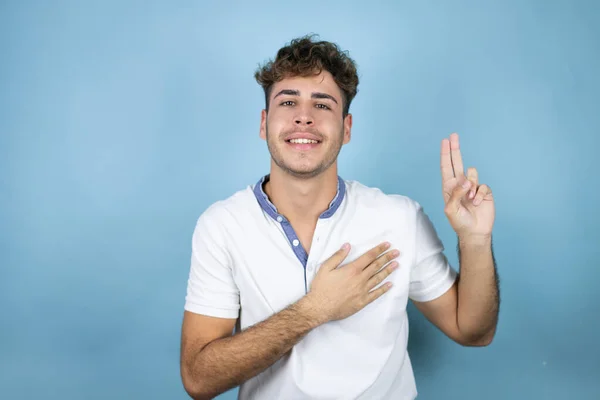 Jonge Knappe Man Draagt Een Wit Shirt Blauwe Achtergrond Lachend — Stockfoto