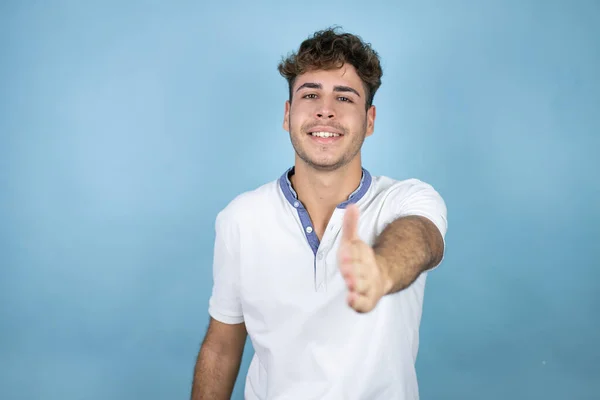 Jovem Homem Bonito Vestindo Uma Camiseta Branca Sobre Fundo Azul — Fotografia de Stock