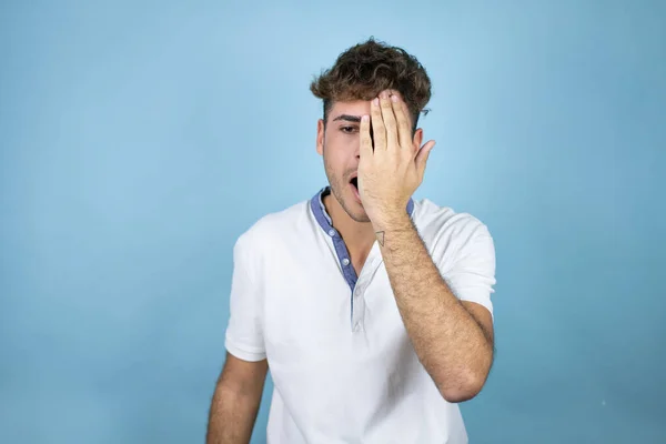 Jonge Knappe Man Met Een Wit Shirt Een Blauwe Achtergrond — Stockfoto