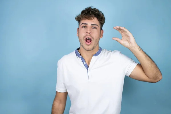 Ung Stilig Man Bär Vit Shirt Över Blå Bakgrund Leende — Stockfoto