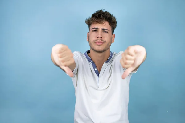 Jonge Knappe Man Draagt Een Wit Shirt Blauwe Achtergrond Met — Stockfoto