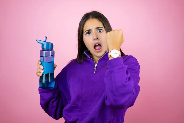 Junge Schöne Frau Sweatshirt Hält Eine Wasserflasche Über Isolierten Rosa — Stockfoto