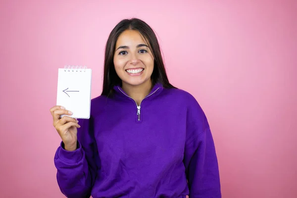 Jovem Mulher Bonita Vestindo Camisola Sobre Fundo Rosa Isolado Sorrindo — Fotografia de Stock