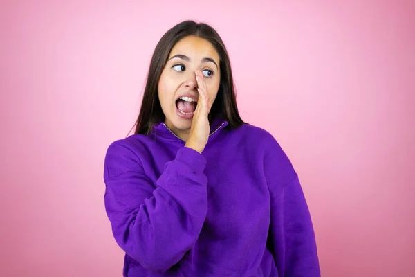 Jovem Mulher Bonita Vestindo Camisola Sobre Isolado Rosa Fundo Mão — Fotografia de Stock