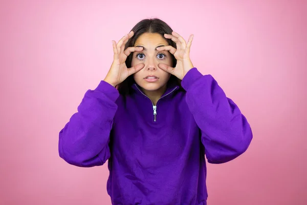 Jovem Mulher Bonita Vestindo Camisola Sobre Fundo Rosa Isolado Tentando — Fotografia de Stock