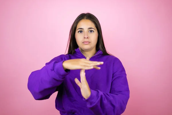 Jovem Mulher Bonita Vestindo Camisola Sobre Fundo Rosa Isolado Fazendo — Fotografia de Stock