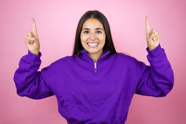 Jovem Mulher Bonita Vestindo Camisola Sobre Fundo Rosa Isolado Sorrindo — Fotografia de Stock