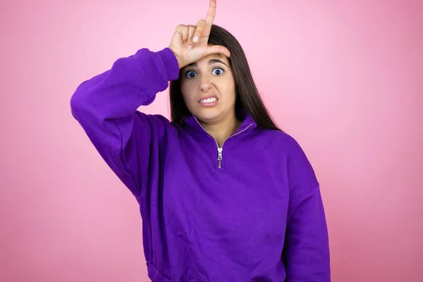 Jovem Mulher Bonita Vestindo Camisola Sobre Fundo Rosa Isolado Fazendo — Fotografia de Stock