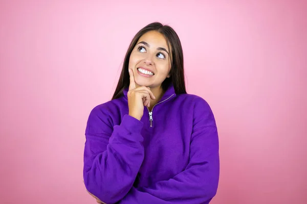 Jovem Mulher Bonita Vestindo Camisola Sobre Fundo Rosa Isolado Com — Fotografia de Stock